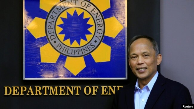 资料照：菲律宾能源部长阿方索·库西在马尼拉能源部前