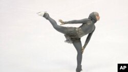 Zahra Lari, atlet seluncur es dari Uni Emirat Arab tampil pada kejuaraan olahraga musim dingin Asia di Sapporo, Jepang (23/2). (AP/Eugene Hoshiko)