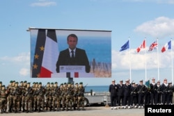 ប្រធានាធិបតីបារាំង Emmanuel Macron នៅ​ក្នុង​ទិវារំឭក​ខួប​ D-Day។