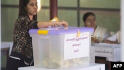 ၂၀၁၅ ခုနှစ် ရွေးကောက်ပွဲတုန်းက မန္တလေးမြို့ရှိ မဲရုံတခုမှာ မဲပေးနေသူတဦး။ (နိုဝင်ဘာ ၀၈၊ ၂၀၁၅)