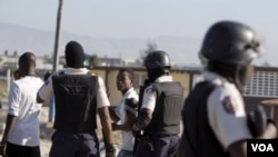 Beberapa polisi mengawasi aksi demonstrasi di ibukota Haiti, Port-au-Prince (foto: dok).