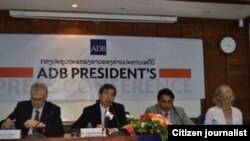 ປະທານທະນາຄານ ADB ກ່າວຄຳປາໄສໃນກອງປະຊຸມ ຖະແຫຼງຂ່າວ.