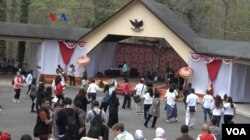 Pemungutan suara di Wisma Indonesia di Washington DC juga diramaikan dengan bazaar yang menjual makanan dan minuman khas Indonesia serta panggung gembira, Washington DC, 13 April 2019. (Foto: VOA)