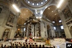 El papa Francisco celebra misa en la basílica de San Pedro en El Vaticano, el domingo 18 de noviembre de 2018, en el Día Mundial de los Pobres.