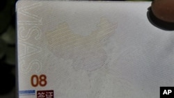 Trang hộ chiếu mới của Trung Quốc có in hình bản đồ Biển Nam Trung Hoa nơi đang có nhiều tranh chấp chồng chéo nhau, 23/11/ 2012