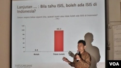 Direktur Utama SMRC, Djayadi Hanan saat menyampaikan hasil survei soal pandangan masyarakat terhadap ISIS di kantornya, Jumat, 22 Januari 2016 (VOA/Fathiyah).