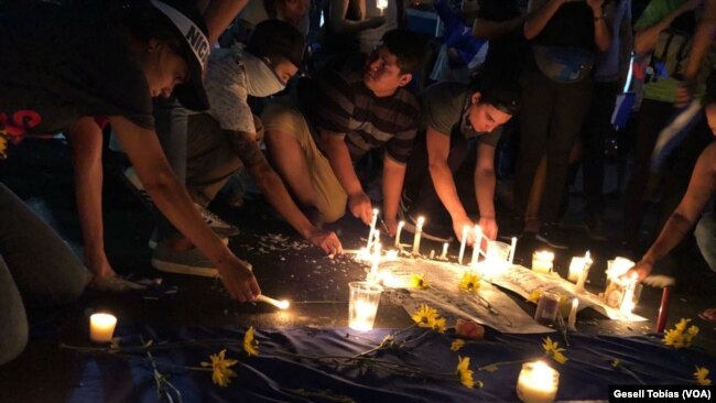 Con un memorial improvisado sobre la carretera a Masaya, en Managua, miles de personas recuerdan a las víctimas de los cinco días de protestas.