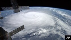 Imagen proporcionada por la NASA del huracán Gonzalo visto de las Estación Espacial Internacional.