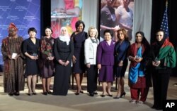 克林顿和米歇尔.奥巴马向10名各国妇女颁发了国际妇女勇气奖