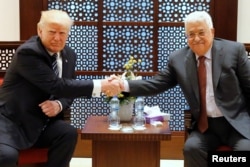 El presidente Donald Trump y el presidente palestino Mahmoud Abbas se saludan antes de su reunión en el Palacio Presidencial en la ciudad cisjordana de Belén.