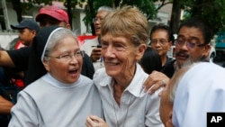 FILE - Australian Roman Catholic nun Sr. Patricia Fox (C) is greeted by fellow nuns as she arrives to file her at the Justice Department shortly after filing a petition seeking to review a Bureau of Immigration order revoking her missionary visa in Manila, Philippines, May 25, 2018. 