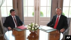 New Turkish President Recep Tayyip Erdogan (r) in a meeting with new Prime Minister Ahmet Davutoglu in Ankara, Turkey, Aug. 29, 2014.