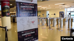 En el Aeropuerto Internacional El Dorado, de Bogotá, los pasajeros pueden ver carteles y cintas informativas que lo invitan a informar sobre sus trayectos de viaje.