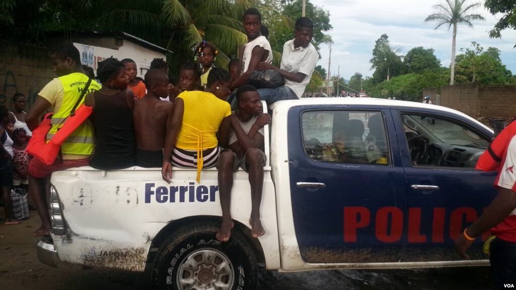 La policía de&nbsp;​Ferrier (noreste de Haití) ayuda en la evacuación.