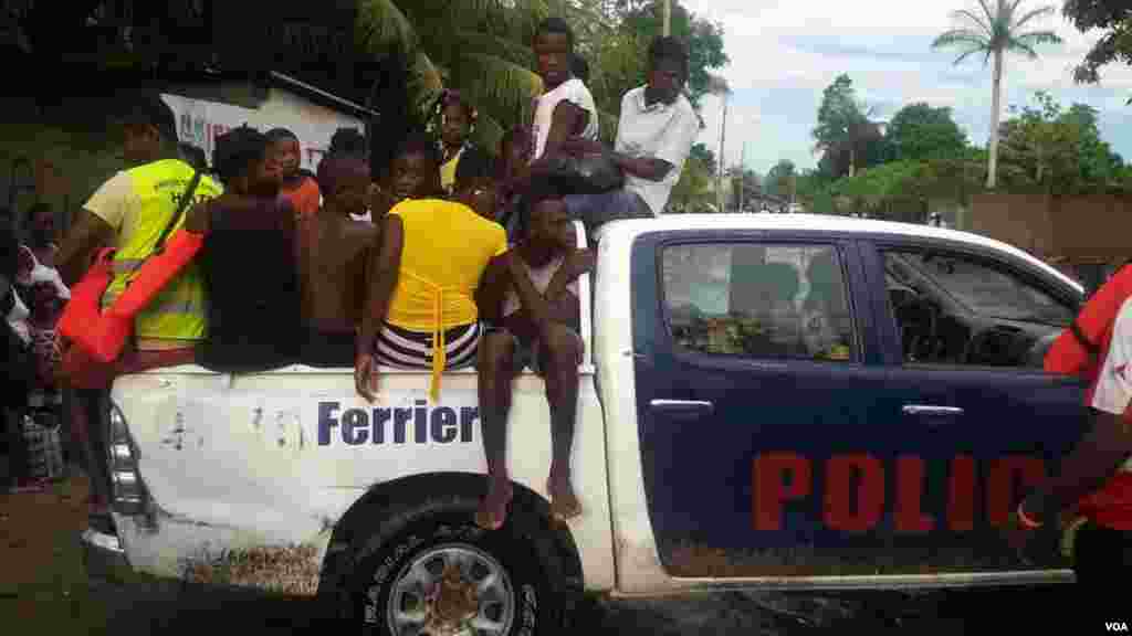 La policía de&nbsp;​Ferrier (noreste de Haití) ayuda en la evacuación.