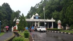 The entrance gate of the IPB University, Bogor, Indonesia. (Foto: Wikipedia/Davidelit)