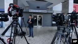 A journalist reports on the Odebrecht corruption case outside the Public Ministry in Panama City, Feb. 10, 2017. Panama's Attorney General's Office ordered a search of offices belonging to law firm Ramon Fonseca Mora, a partner at Mossack-Fonseca, accusing the firm of setting up offshore accounts that allowed Brazilian construction company Odebrecht to funnel bribes to various countries. 
