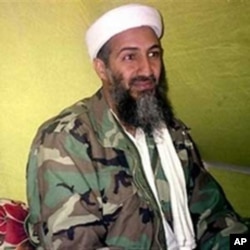 ໃນຮູບນ ຖາຍເມອເດືອນທັນວາ 1998, ນາຍບິນ ລາເດັນ ຜູນຳກຸມ al Qaida ໃຫສຳພາດຂາວແກນັກຂາວກຸມນງ ໃນເຂດພູເຂົາແຂວງ Helmand ໃນ ພາກໃຕຂອງອັຟການິສຖານ, ຊງເຂົາໄດຮຽກຮອງໃຫ ຊາວມຸສລິມສັງຫານຄົນອາເມຣິກັນ, ບວາຈະພົບເຫັນຢູບອນໃດກໍຕາມ.