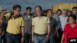 Tổng thống Philippines Benigno Aquino (giữa) đến thăm cảng hải quân nơi một số hàng cứu trợ được đưa đến Tacloban bằng thuyền, 17/11/13