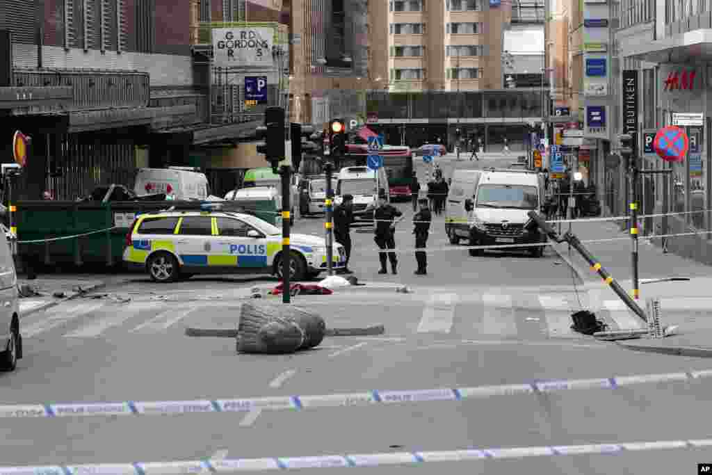 نیروهای پلیس در استکهلم در نزدیکی فروشگاهی که یک فرد ازبک با کامیون به آنجا حمله کرد.
