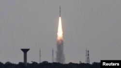 인도가 지난 2014년 6월 30일 사티시다완 우주기지에서 인공위성 5개를 동시에 발사할 당시 장면. (자료사진)