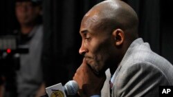 El jugador estelar de Los Angeles Lakers Kobe Bryant durante una conferencia de prensa anunciando su retiro, el domingo, 29 de noviembre de 2015.