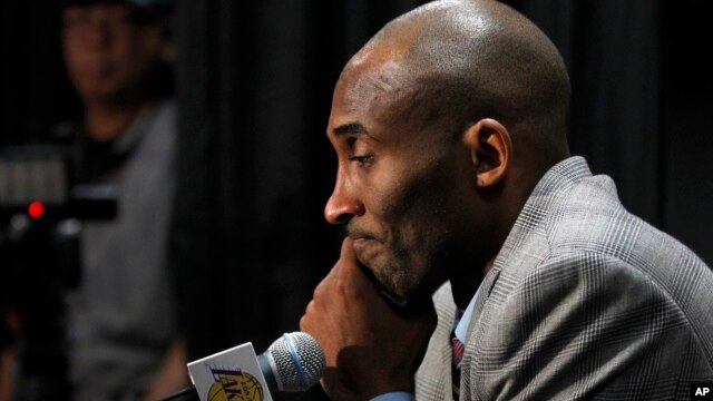 El jugador estelar de Los Angeles Lakers Kobe Bryant durante una conferencia de prensa anunciando su retiro, el domingo, 29 de noviembre de 2015.