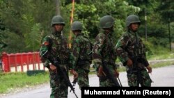 Tentara berpatroli di jalan di Timika di Papua, 18 Juli 2009. (Foto: REUTERS/Muhammad Yamin)