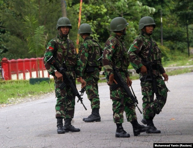 Tentara berpatroli di jalan di Timika di Papua, 18 Juli 2009. (Foto: REUTERS/Muhammad Yamin)