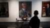 Un homme devant un portrait de l'ancien secrétaire général de l'ONU, feu Kofi Annan, au siège des Nations Unies à New York, aux États-Unis, le 28 août 2018