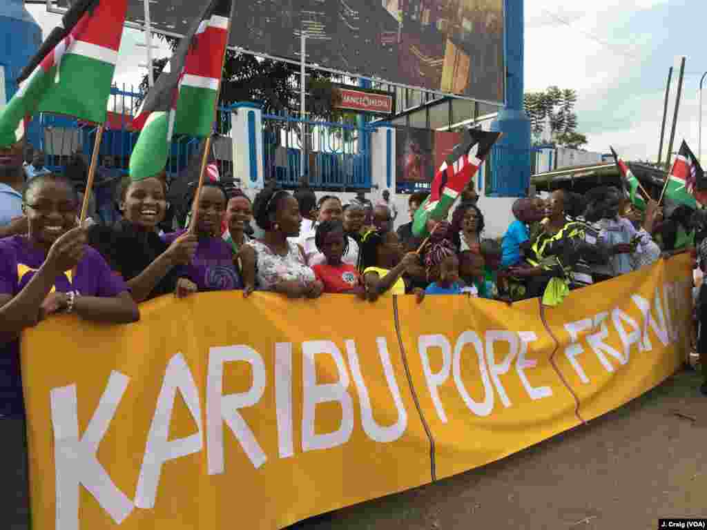 Watu wakisubiri kuwasili kwa Papa Francis barabarani kutoka uwanja wa ndege kuelekea Ikulu Nairobi, Nov. 25, 2015.