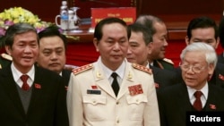 Vietnam's Public Security Minister General Tran Dai Quang (C) stands with Communist Party's General Secretary Nguyen Phu Trong (R) and Politburo member Dinh The Huynh (L) at a closing ceremony in Hanoi, January 28, 2016. 