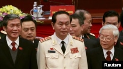 Vietnam's Public Security (Police) Minister General Tran Dai Quang (C) stands with Communist Party's General Secretary Nguyen Phu Trong (R) and Politburo member Dinh The Huynh (L) at a closing ceremony of 12th National Congress of the Party in Hanoi, January 28, 2016. Vietnam's parliament swore in Tran Dai Quang as president on April 2, 2016, elevating the head of a controversial internal security agency to one of the communist nation's most powerful political posts. Picture taken on January 28, 2016. REUTERS/Kham 