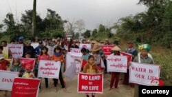ပုံ-ကန့်ကွက်ဆန္ဒပြနေတဲ့ တာလုံကျေးရွာသားများ