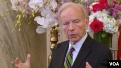 Former U.S. Senator Joe Lieberman addresses the Organization of Iranian American Communities at its annual Nowruz celebration in the Russell Senate Office building in Washington, March 15, 2018. (K. Jamshidi/VOA)