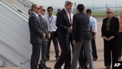 ທ່ານ John Kerry ລັດຖະມົນຕີການຕ່າງປະເທດສະຫະ
ລັດ ໄດ້ຖືກຕ້ອນຮັບທີ່ເດີ່ນບິນ ໂດຍທ່ານ Aman Puri ຈາກຫ້ອງການພິທີການທູດອິນເດຍ ໃນຂະນະທີ່ໄປເຖິງ ກຸງນີວແດລລີຂອງອິນເດຍ ໃນວັນທີ 23 ມິຖຸນາ 2013. 