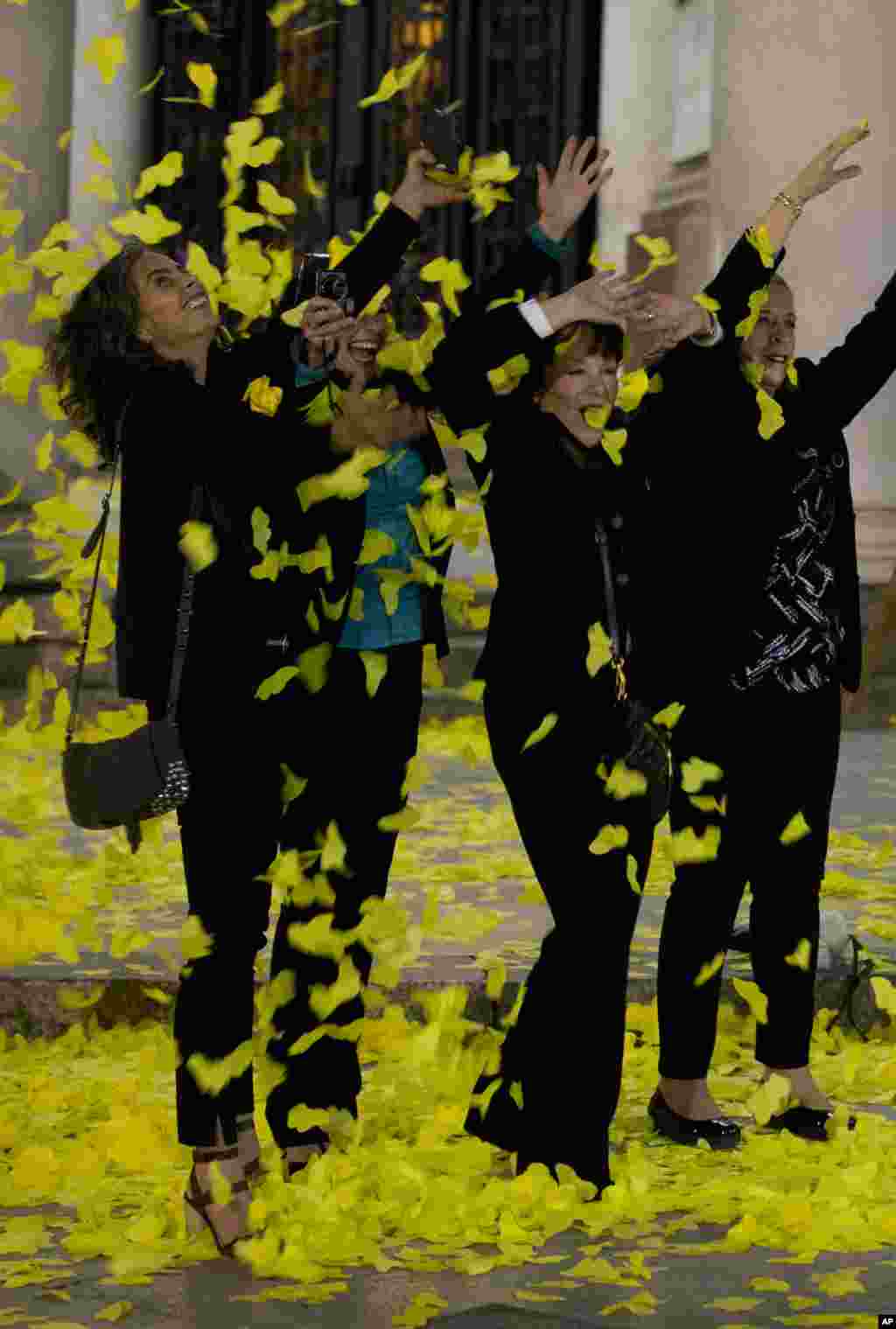 Guests play with yellow paper butterflies after paying homage to Colombian Nobel laureate Gabriel Garcia Marquez outside the Palace of Fine Arts in Mexico City, April 21, 2014.&nbsp;