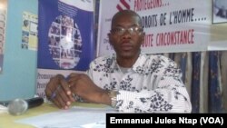 Maître Simh, avocat au barreau du Cameroun, modérateur le 17 février 2017 lors du briefing à la presse sur les droits de l’homme au Cameroun, le 17 février 2017. (VOA/Emmanuel Jules Ntap)