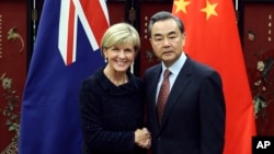 Menlu Australia Julie Bishop (kiri) dan Menlu China Wang Yi di kantor Kementerian Luar Negeri China di Beijing, Rabu, 17 Februari 2016. (Wu Hong/Pool Photo via AP)