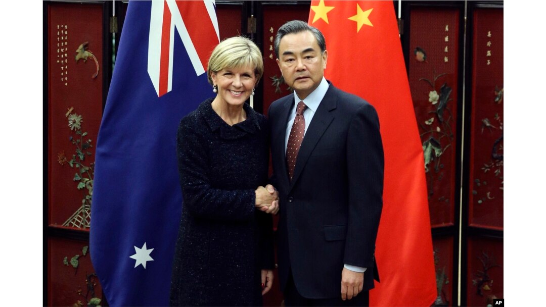 Ngoại trưởng Trung Quốc Vương Nghị trong cuộc họp báo chung với Ngoại trưởng Australia Julie Bishop tại Bắc Kinh, ngày 17/2/2016. Ông Vương tuyên bố Trung Quốc có quyền thiết lập cơ sở quân sự trên những hòn đảo ở Biển Đông.