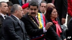 Presiden Venezuela Nicolas Maduro (tengah) berbicara dengan Diosdado Cabello (kiri) di Caracas (foto: ilustrasi). 