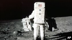 45年前，美國宇航員阿姆斯特朗和奧爾德林首次踏上月球，奠定了美國在太空競賽中的領先地位。