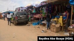 Le marché Hlm, endroit le plus prisé pour les achats de la Tabaski, à Dakar, le 27 août 2017. (VOA/Seydina Aba Gueye)