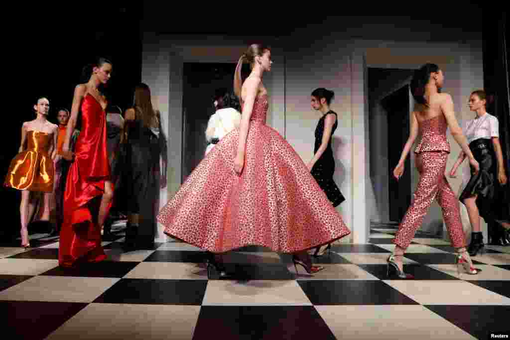 Modelos apresentam últimas criações de Oscar de la Rentadurante a New York Fashion Week em Manhattan .