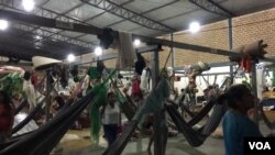 Dentro de un gran polideportivo, los 643 waraos que viven en el albergue de Pintolândia, en Boa Vista, duermen en hamacas proporcionadas por distintas ONG.