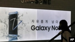A visitor passes by an advertisement of the Samsung Electronics Galaxy Note 7 smartphone at its shop in Seoul, South Korea, Oct. 11, 2016. 