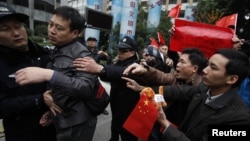 Người biểu tình đụng độ với cảnh sát trước tòa soạn của Nam Phương Tuần Báo.