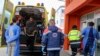 Radnici hitne pomoći u grčkom lučkom gradu Prevezi pomažu preživelom posle nesreće u Egejskom moru. 