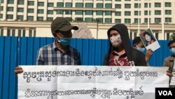 Former employees at the Great Duke Hotel protest in front of the hotel, demanding compensation from the hotel's owner, Phnom Penh, Cambodia, May 21, 2020. (Kann Vicheika/VOA Khmer) 