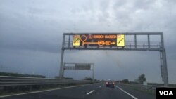 "Border Closed” signs in Hungarian and English displayed on the road from the border with Austria, Sept. 15, 2015. (Credit: Heather Murdock/VOA)